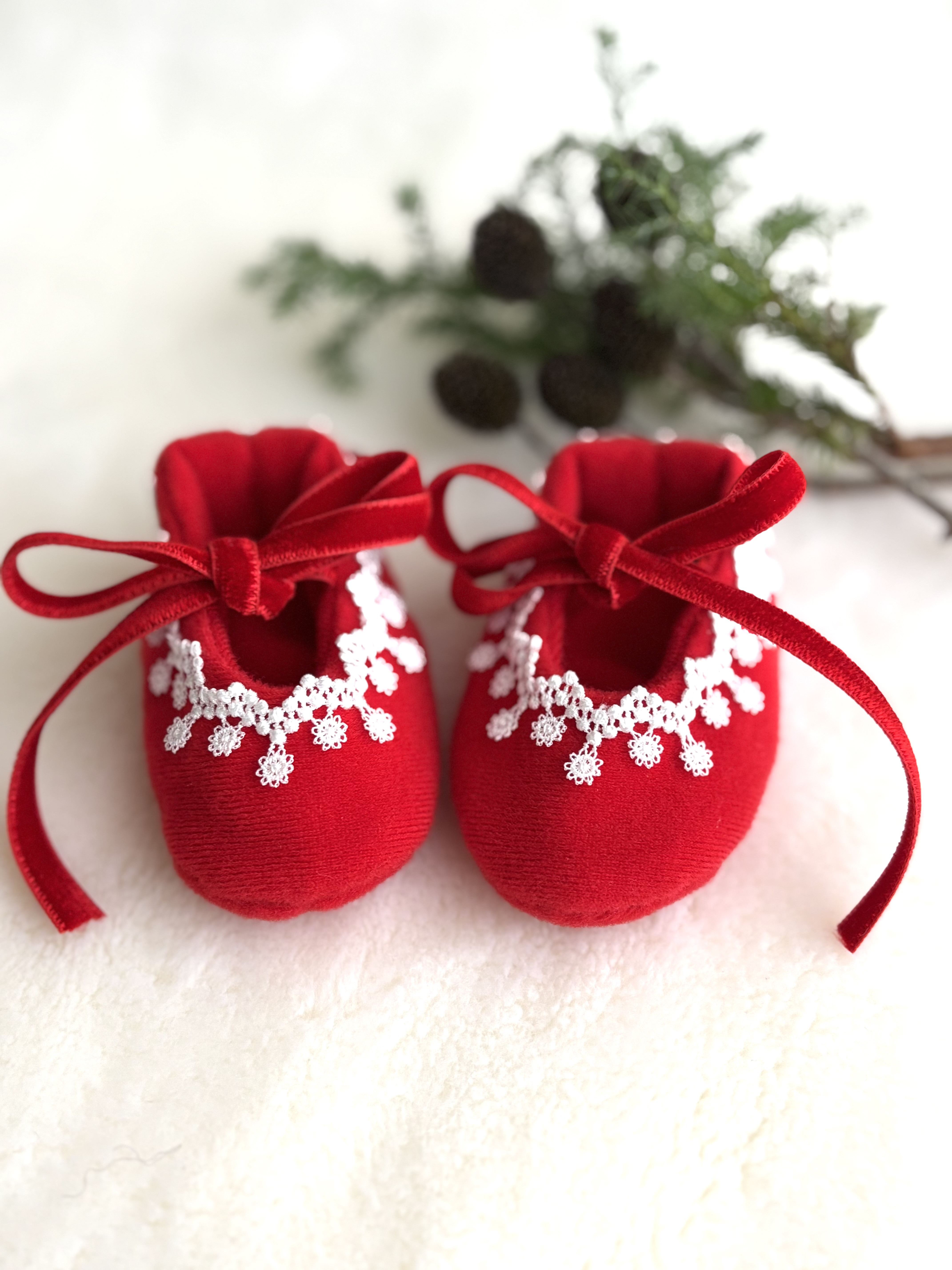 初めてのクリスマスに⭐︎赤いベロアのベビーシューズ