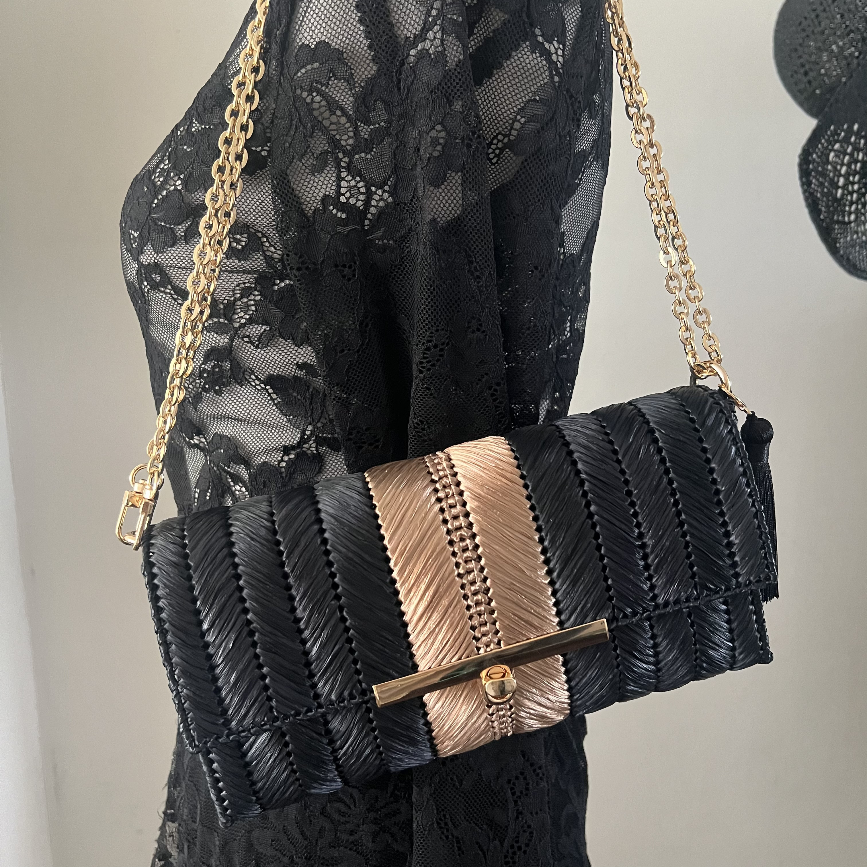 センターラインが映える モードショルダーバッグ　ブラックゴールド