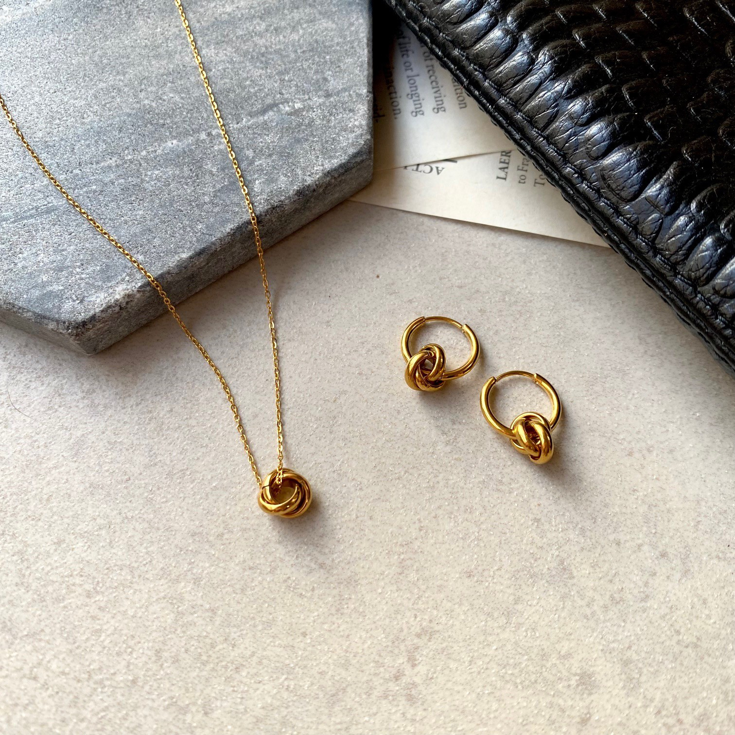 【2点セット】トリニティリングのネックレス＆ピアス・イヤリング／サージカルステンレス／ゴールド　シルバー