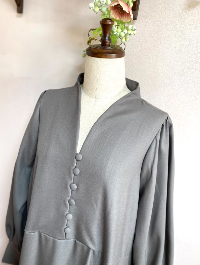 《大きいサイズ》　綺麗なＶネックのワンピース　グリーングレー　Ｌ•ＬＬ•１３号対応のワンサイズ