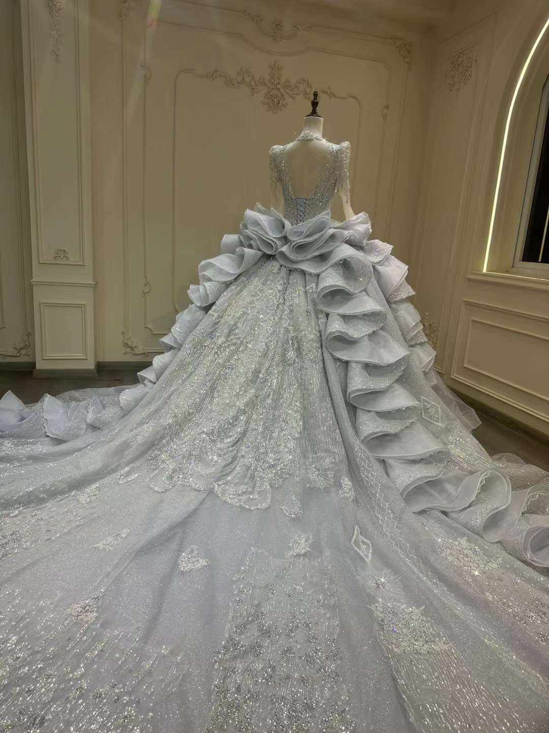 抜群のお洒落見え！長袖　深めvネック　豪華なビジュー　グリッター　上品　セクシー　韓国スタイル　挙式前撮りスタジオ編み上