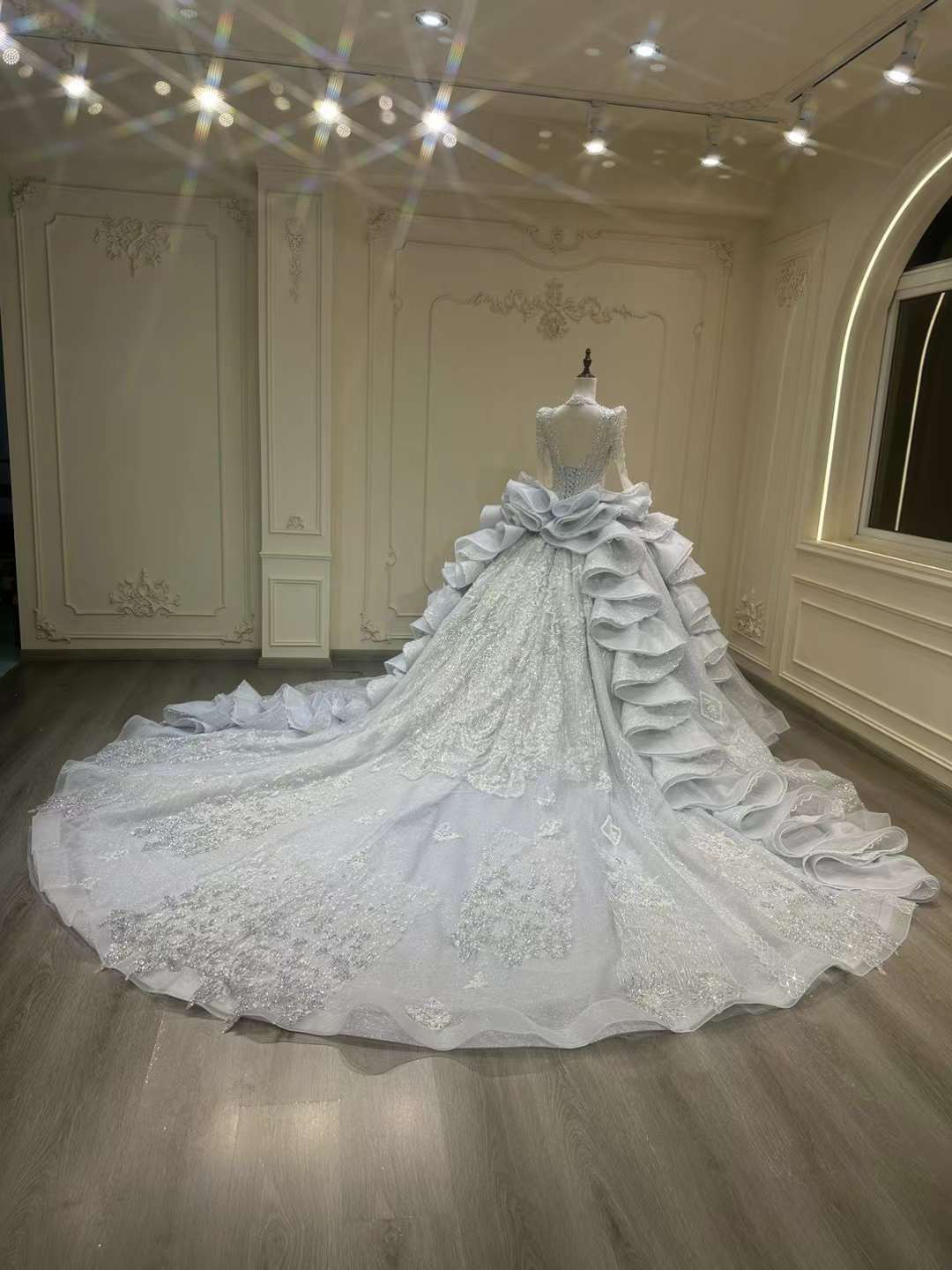 抜群のお洒落見え！長袖　深めvネック　豪華なビジュー　グリッター　上品　セクシー　韓国スタイル　挙式前撮りスタジオ編み上