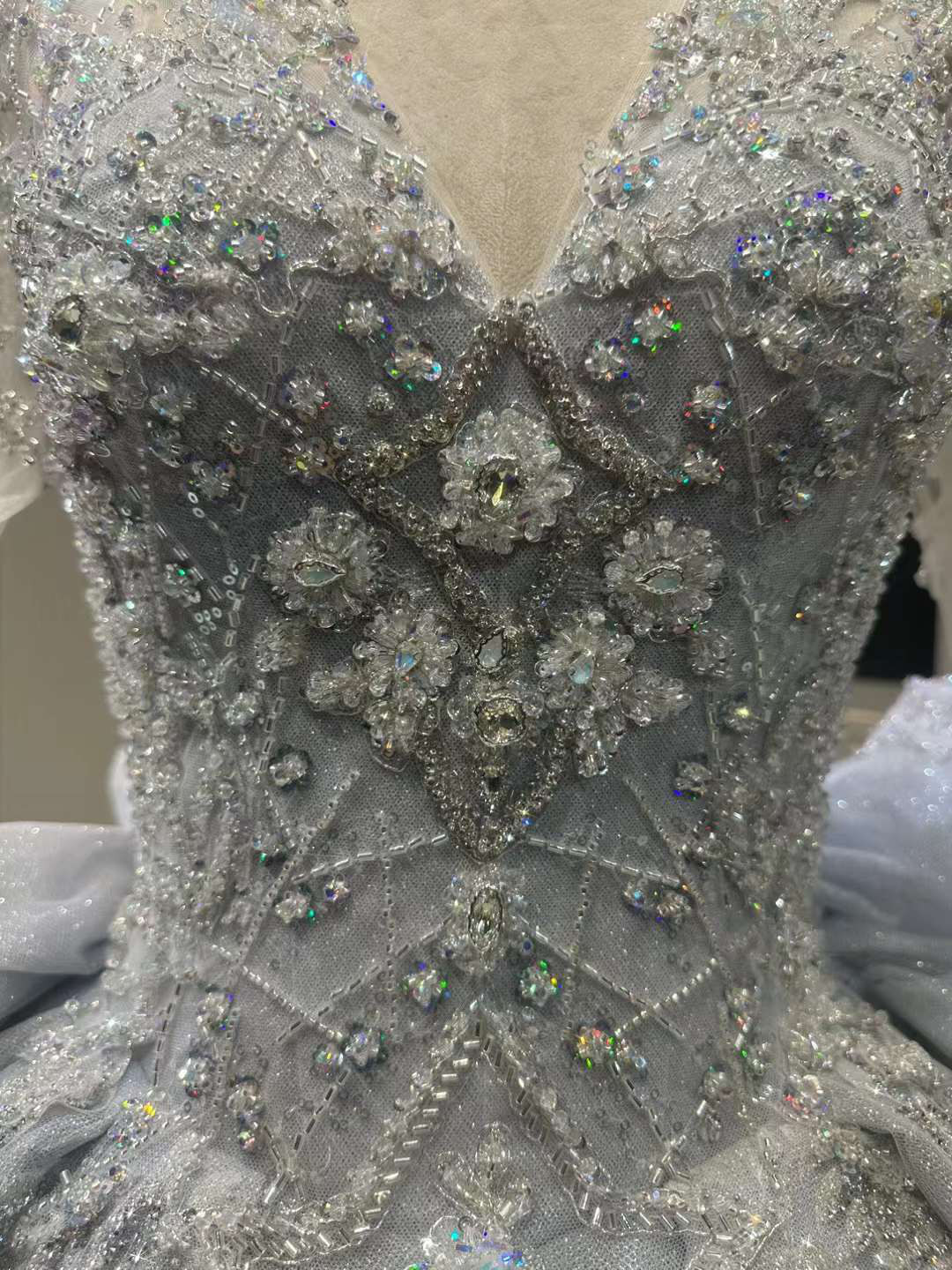 抜群のお洒落見え！長袖　深めvネック　豪華なビジュー　グリッター　上品　セクシー　韓国スタイル　挙式前撮りスタジオ編み上