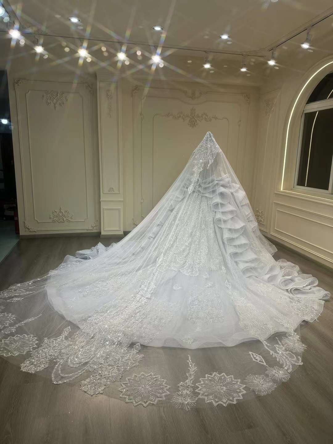 抜群のお洒落見え！長袖　深めvネック　豪華なビジュー　グリッター　上品　セクシー　韓国スタイル　挙式前撮りスタジオ編み上