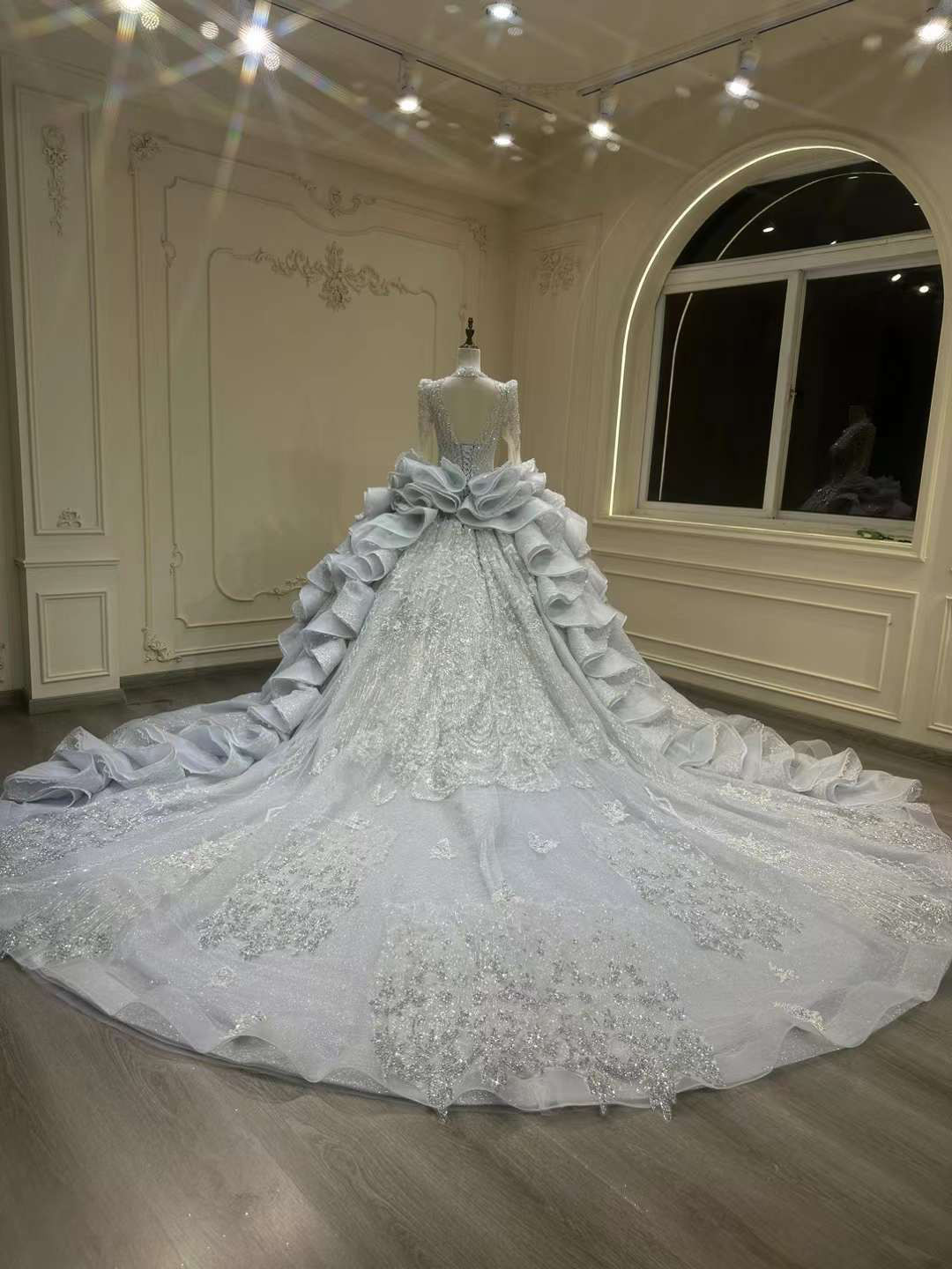 抜群のお洒落見え！長袖　深めvネック　豪華なビジュー　グリッター　上品　セクシー　韓国スタイル　挙式前撮りスタジオ編み上