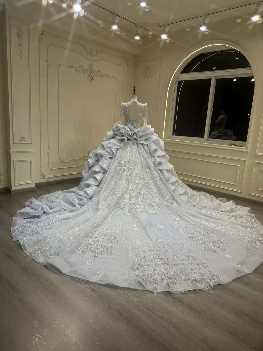 抜群のお洒落見え！長袖　深めvネック　豪華なビジュー　グリッター　上品　セクシー　韓国スタイル　挙式前撮りスタジオ編み上