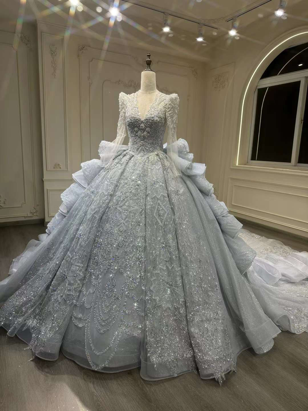 抜群のお洒落見え！長袖　深めvネック　豪華なビジュー　グリッター　上品　セクシー　韓国スタイル　挙式前撮りスタジオ編み上