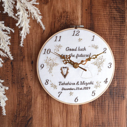 【Creema限定】二人の時を刻む、アニバーサリー刺繍枠時計 | 直径18㎝ | 掛け時計 |  結婚祝い ギフト 3枚目の画像