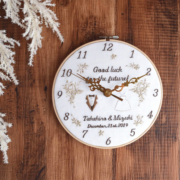【Creema限定】二人の時を刻む、アニバーサリー刺繍枠時計 | 直径18㎝ | 掛け時計 |  結婚祝い ギフト 3枚目の画像