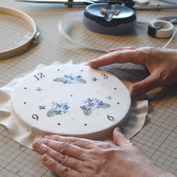 【Creema限定】二人の時を刻む、アニバーサリー刺繍枠時計 | 直径18㎝ | 掛け時計 |  結婚祝い ギフト 13枚目の画像