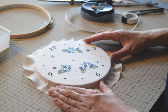 【Creema限定】二人の時を刻む、アニバーサリー刺繍枠時計 | 直径18㎝ | 掛け時計 |  結婚祝い ギフト 13枚目の画像