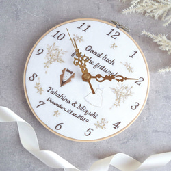 【Creema限定】二人の時を刻む、アニバーサリー刺繍枠時計 | 直径18㎝ | 掛け時計 |  結婚祝い ギフト 1枚目の画像