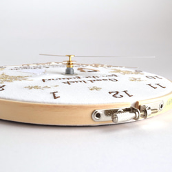 【Creema限定】二人の時を刻む、アニバーサリー刺繍枠時計 | 直径18㎝ | 掛け時計 |  結婚祝い ギフト 9枚目の画像