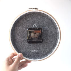 【Creema限定】二人の時を刻む、アニバーサリー刺繍枠時計 | 直径18㎝ | 掛け時計 |  結婚祝い ギフト 12枚目の画像