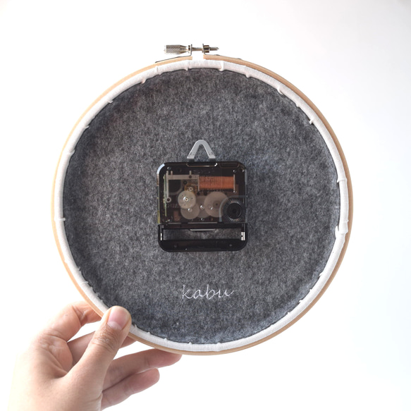 【Creema限定】二人の時を刻む、アニバーサリー刺繍枠時計 | 直径18㎝ | 掛け時計 |  結婚祝い ギフト 12枚目の画像