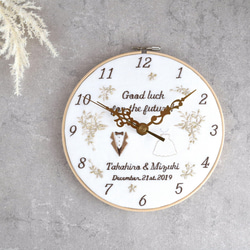 【Creema限定】二人の時を刻む、アニバーサリー刺繍枠時計 | 直径18㎝ | 掛け時計 |  結婚祝い ギフト 6枚目の画像
