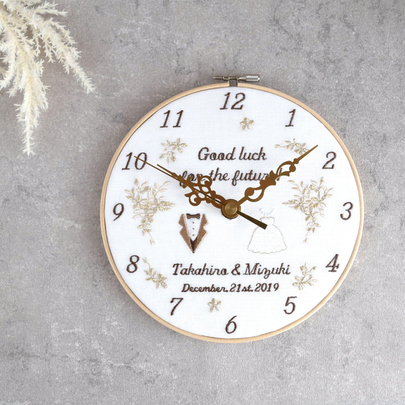 【Creema限定】二人の時を刻む、アニバーサリー刺繍枠時計 | 直径18㎝ | 掛け時計 |  結婚祝い ギフト 6枚目の画像