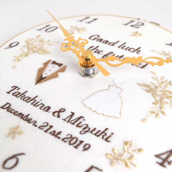 【Creema限定】二人の時を刻む、アニバーサリー刺繍枠時計 | 直径18㎝ | 掛け時計 |  結婚祝い ギフト 4枚目の画像