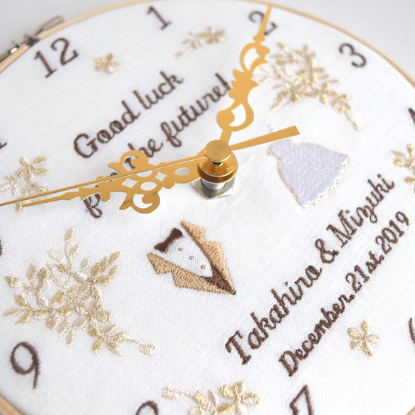 【Creema限定】二人の時を刻む、アニバーサリー刺繍枠時計 | 直径18㎝ | 掛け時計 |  結婚祝い ギフト 8枚目の画像