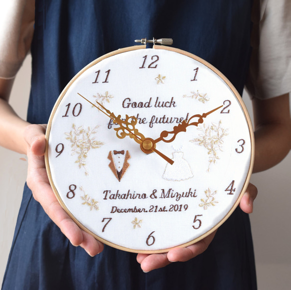 【Creema限定】二人の時を刻む、アニバーサリー刺繍枠時計 | 直径18㎝ | 掛け時計 |  結婚祝い ギフト 2枚目の画像