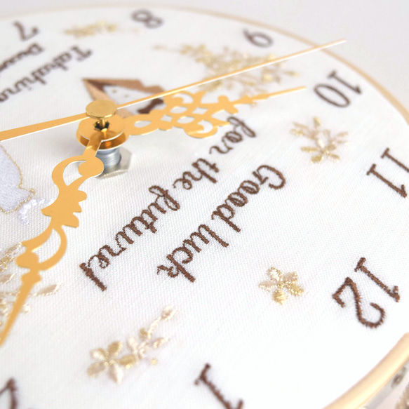 【Creema限定】二人の時を刻む、アニバーサリー刺繍枠時計 | 直径18㎝ | 掛け時計 |  結婚祝い ギフト 5枚目の画像