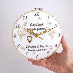 【Creema限定】二人の時を刻む、アニバーサリー刺繍枠時計 | 直径18㎝ | 掛け時計 |  結婚祝い ギフト 7枚目の画像