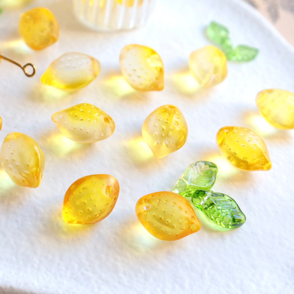 新色★爽やかレモンのガラスビーズ　チャーム　ハニーイエロー 8枚目の画像