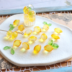 新色★爽やかレモンのガラスビーズ　チャーム　ハニーイエロー 1枚目の画像