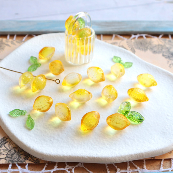 新色★爽やかレモンのガラスビーズ　チャーム　ハニーイエロー 6枚目の画像