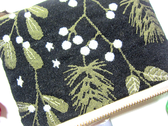 フランス生地　クリスマス（MS)ヒイラギに舞い降りた雪のポーチ　コスメ入れ　カード入れ　 5枚目の画像