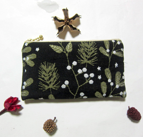 フランス生地　クリスマス（MS)ヒイラギに舞い降りた雪のポーチ　コスメ入れ　カード入れ　 1枚目の画像