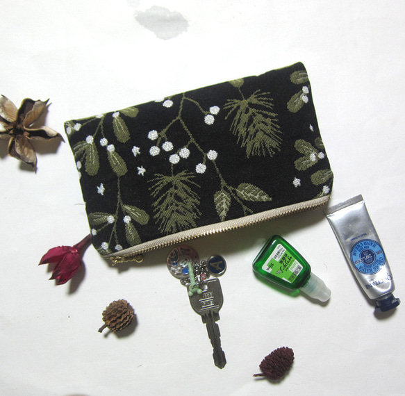 フランス生地　クリスマス（MS)ヒイラギに舞い降りた雪のポーチ　コスメ入れ　カード入れ　 2枚目の画像