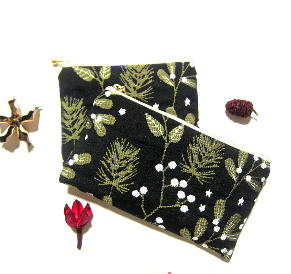 フランス生地　クリスマス（MS)ヒイラギに舞い降りた雪のポーチ　コスメ入れ　カード入れ　 6枚目の画像