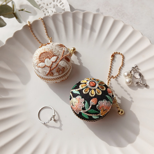 アクセサリーやお薬入れに♪刺繍リボンのマカロンポーチ＊40㎜ その他