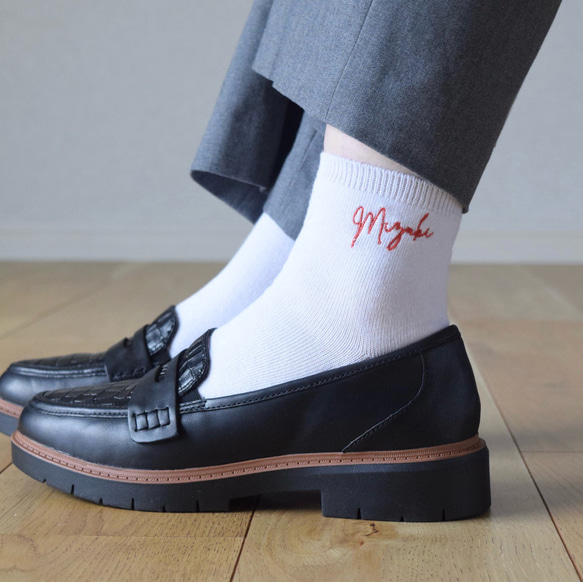 【2025新作】ミニ丈レディース 名入れ刺繍ソックス【ホワイト】靴下 母の日 記念日 誕生日 クリスマス 1枚目の画像