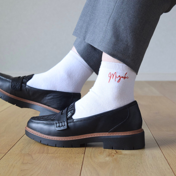 【2025新作】ミニ丈レディース 名入れ刺繍ソックス【ホワイト】靴下 母の日 記念日 誕生日 クリスマス 3枚目の画像