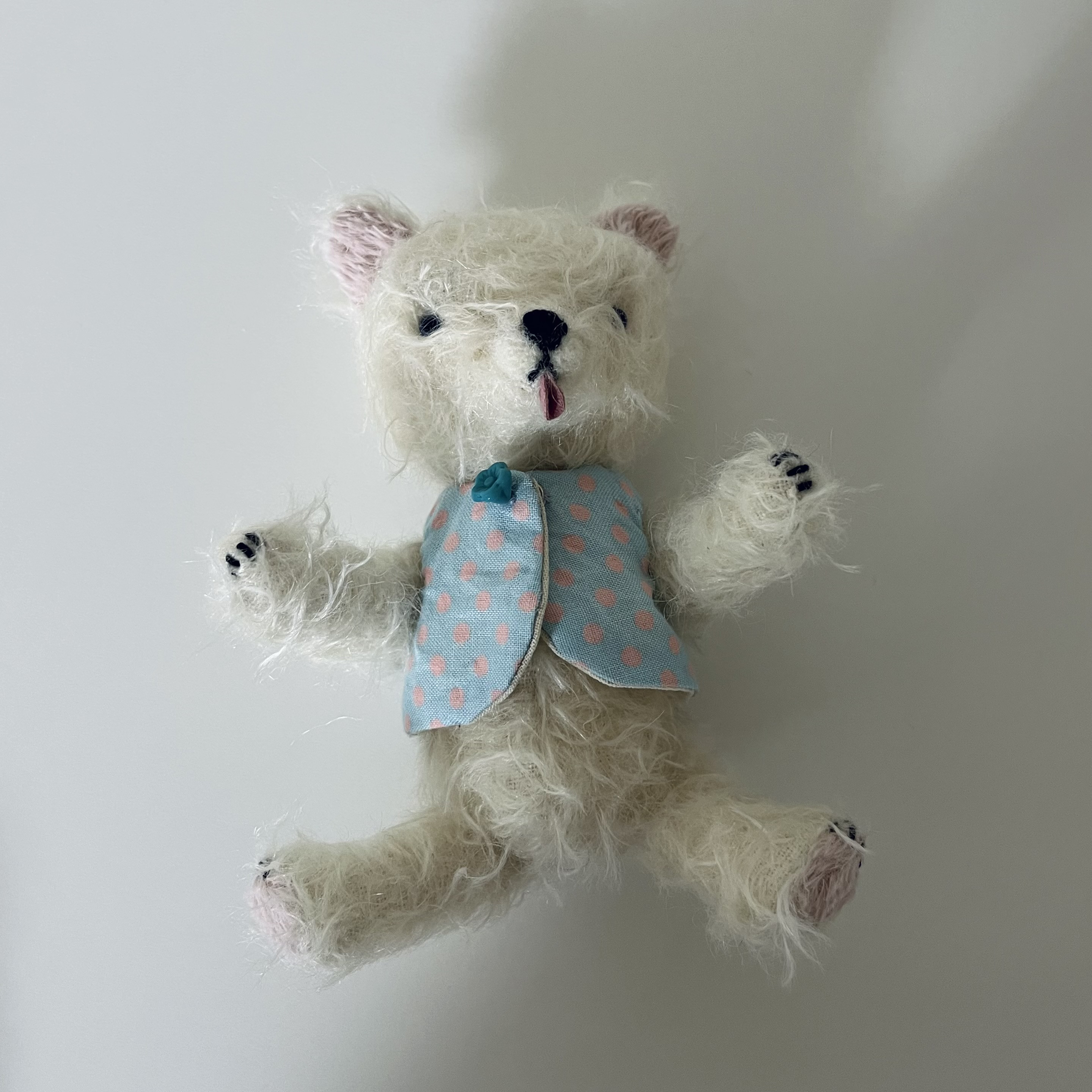 小さな白いくま(ベロ出し)