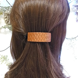 バナナクリップ アーチ型 ヘアクリップ　本革メッシュ キャメル 2枚目の画像