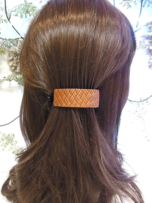 バナナクリップ アーチ型 ヘアクリップ　本革メッシュ キャメル 2枚目の画像