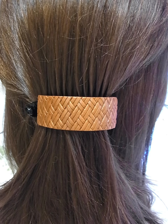 バナナクリップ アーチ型 ヘアクリップ　本革メッシュ キャメル 5枚目の画像