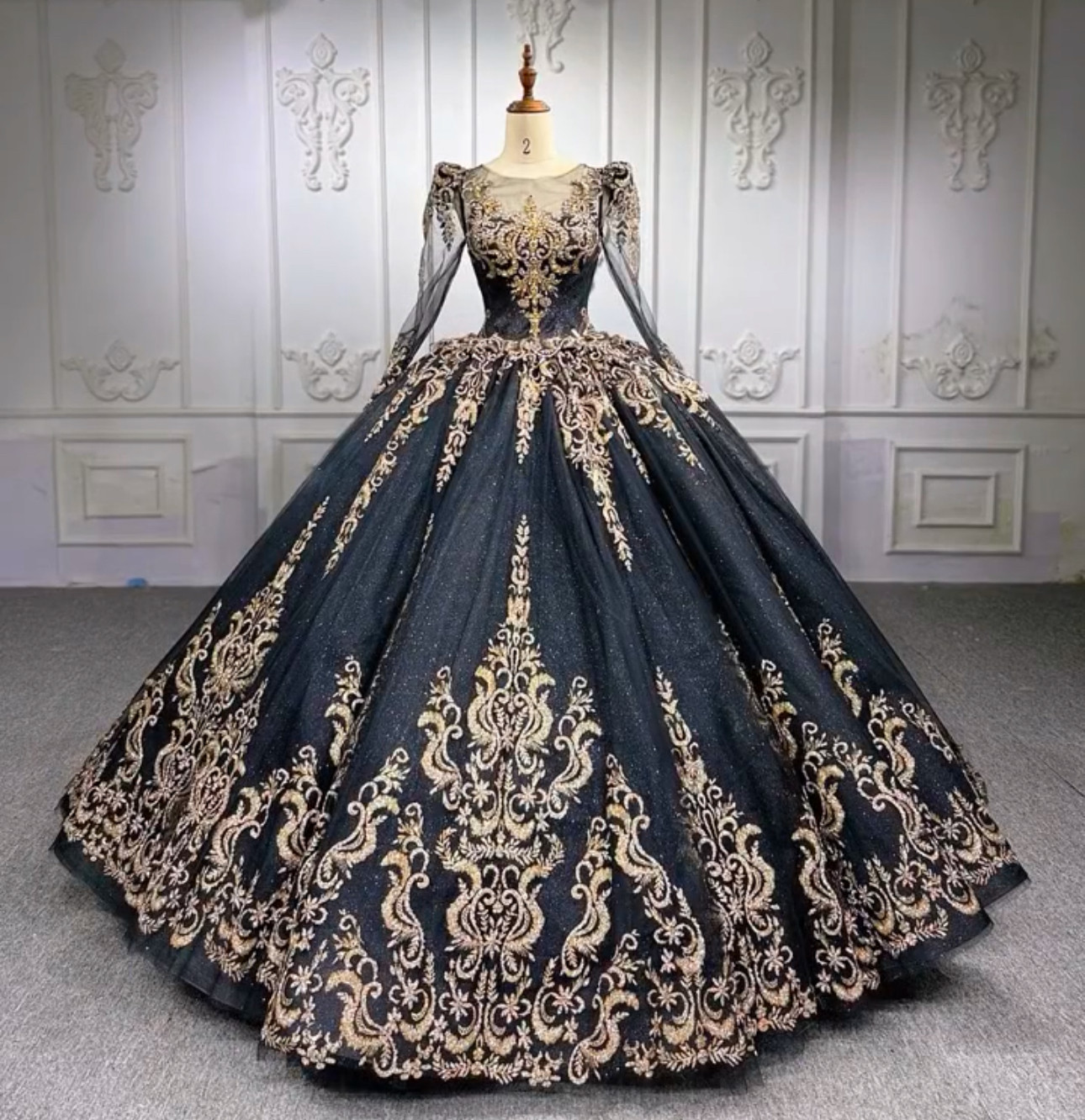 王道派女王派　フランスレースゴールド黒　チュール　編み上げ　引裾にレース　編み上げ　前撮りクラシカル　贅沢な刺繍　結婚式