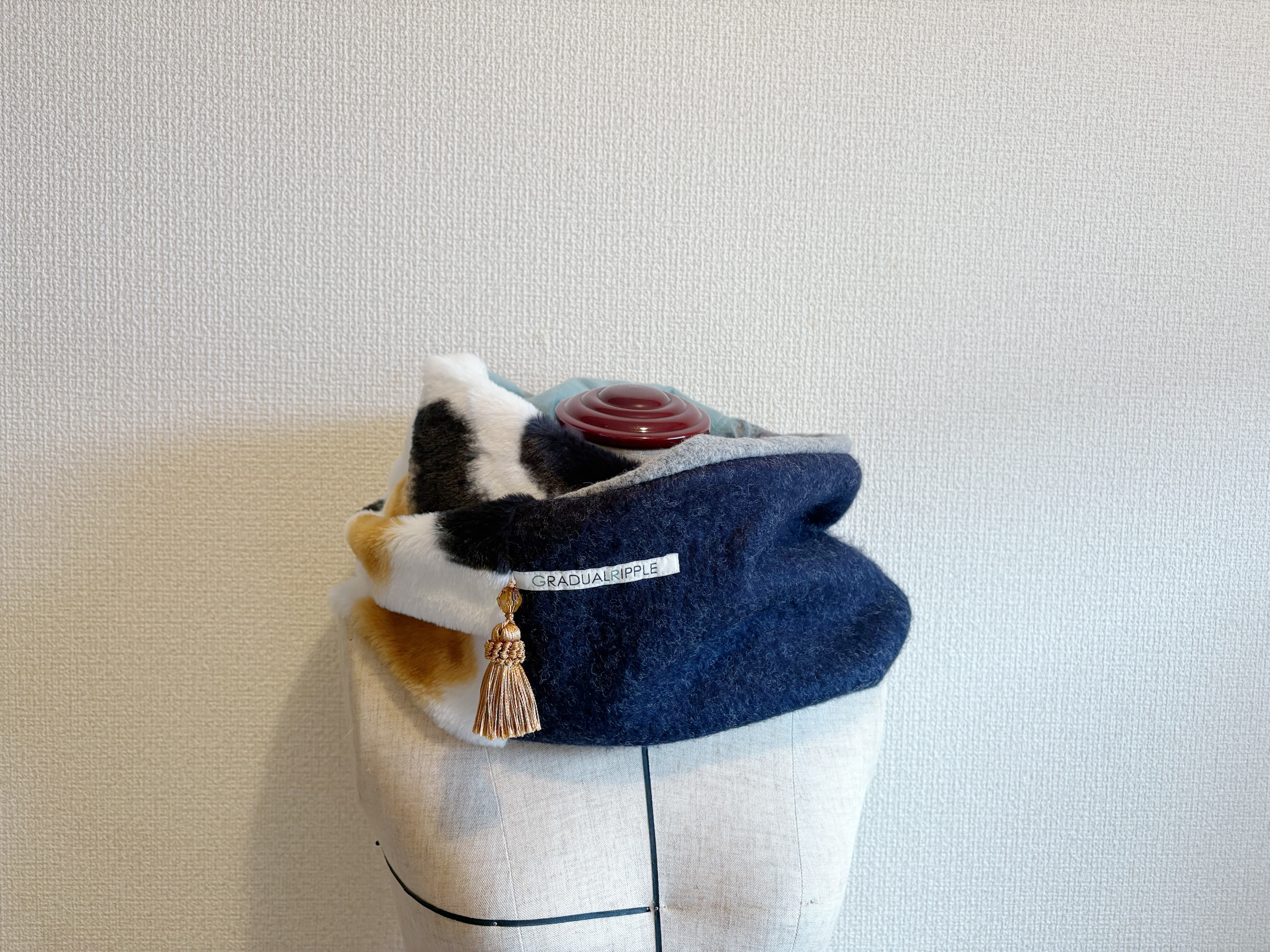 【三毛猫×ブルーカシミヤのフリンジスヌード】