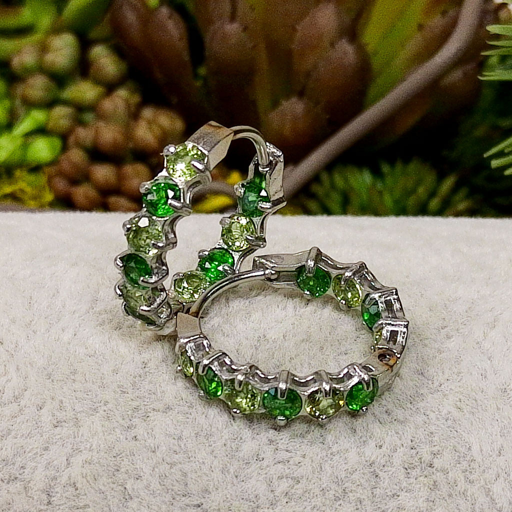 SS25P1011-02 【316ステンレス×2種のグリーン】深緑から若葉色へ、みずみずしく輝くフープピアス