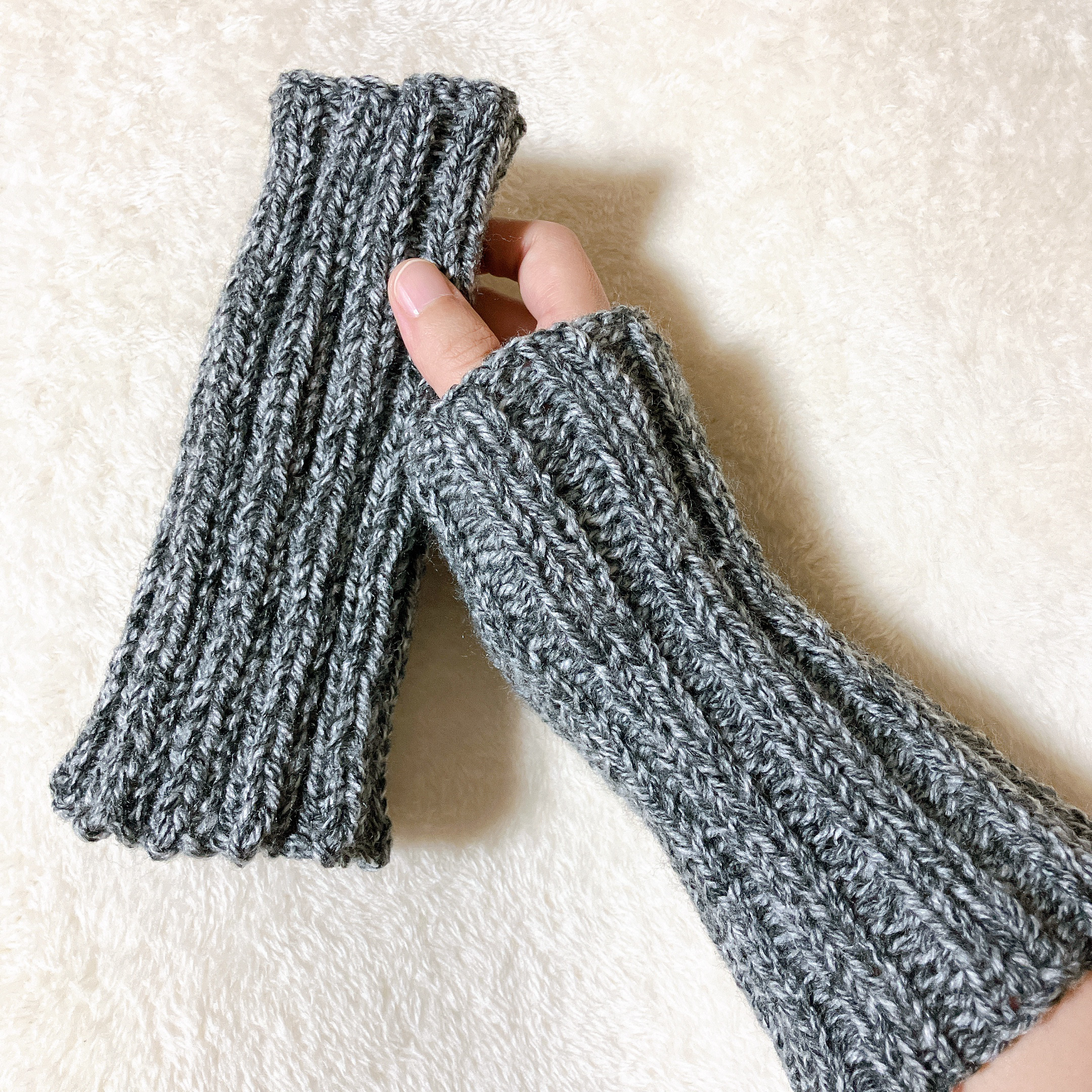 ハンドウォーマー　ブラックグレー　アームウォーマー　手編み　秋冬　ハンドメイド　防寒