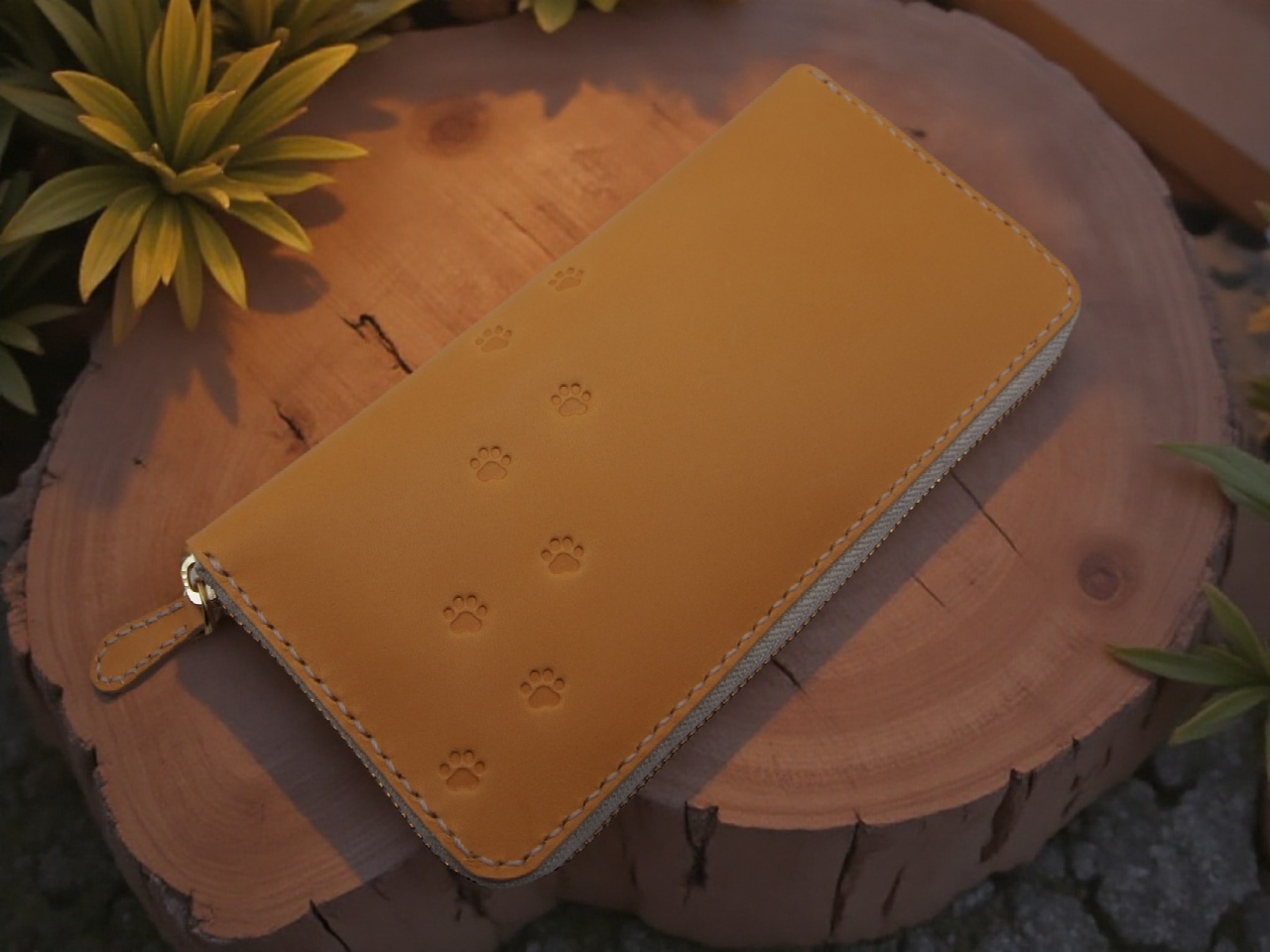 ラウンドファスナー長財布　通帳も入る大容量　猫肉球　猫の足跡　レザー　本革　アプリコット　やわらかな黄赤
