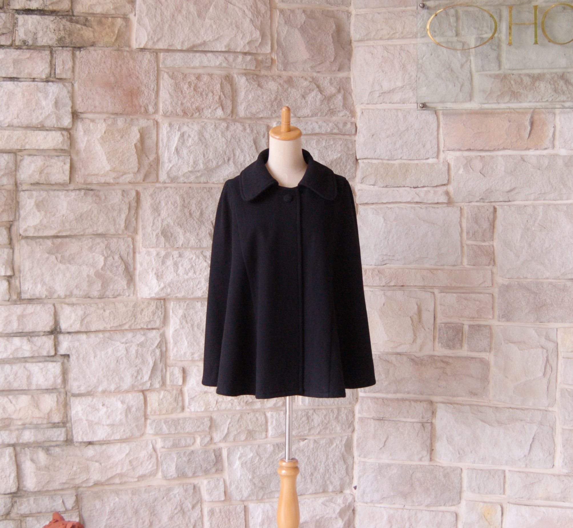 【 エレガント ケープ コート 】　上質な黒のシンプルケープ　しっとりふわふわ  ウール・アンゴラ