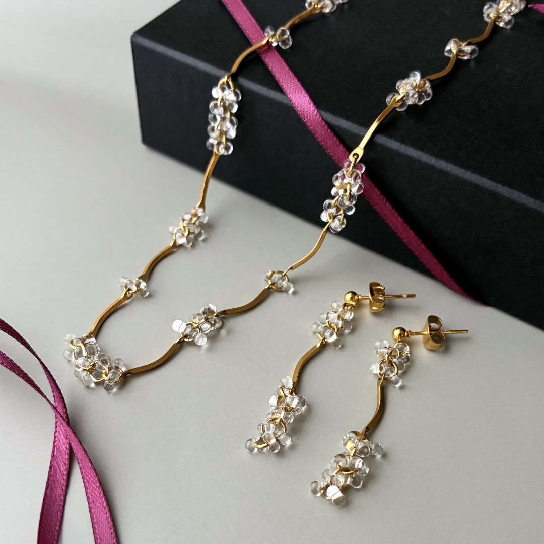 揺れるショートピアス/イヤリングと首元華やかネックレスセット ゴールド クリア きれいめ 上品 卒業式 入学式 送料無料