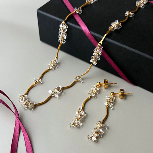 揺れるショートピアス/イヤリングと首元華やかネックレスセット