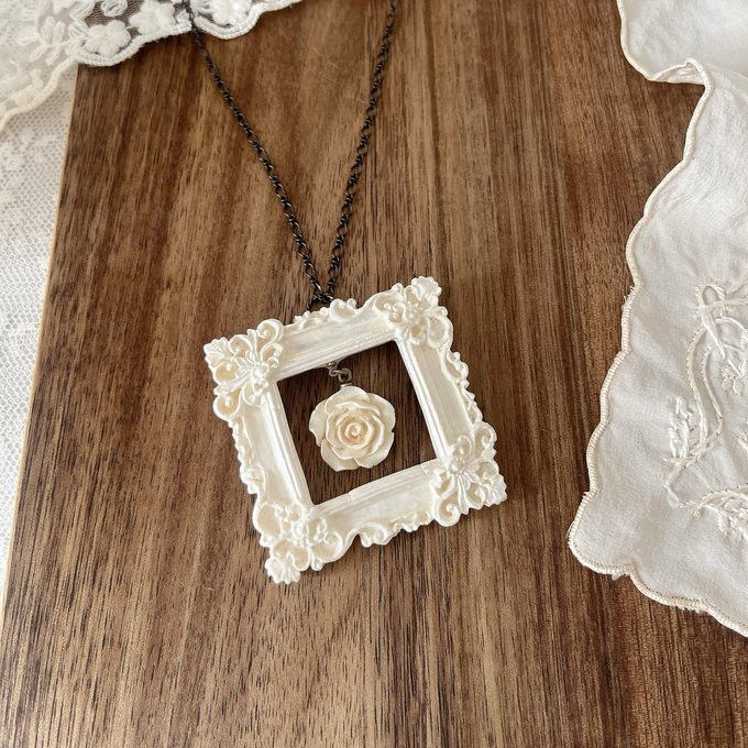 白薔薇が揺れるフレームペンダントブローチ