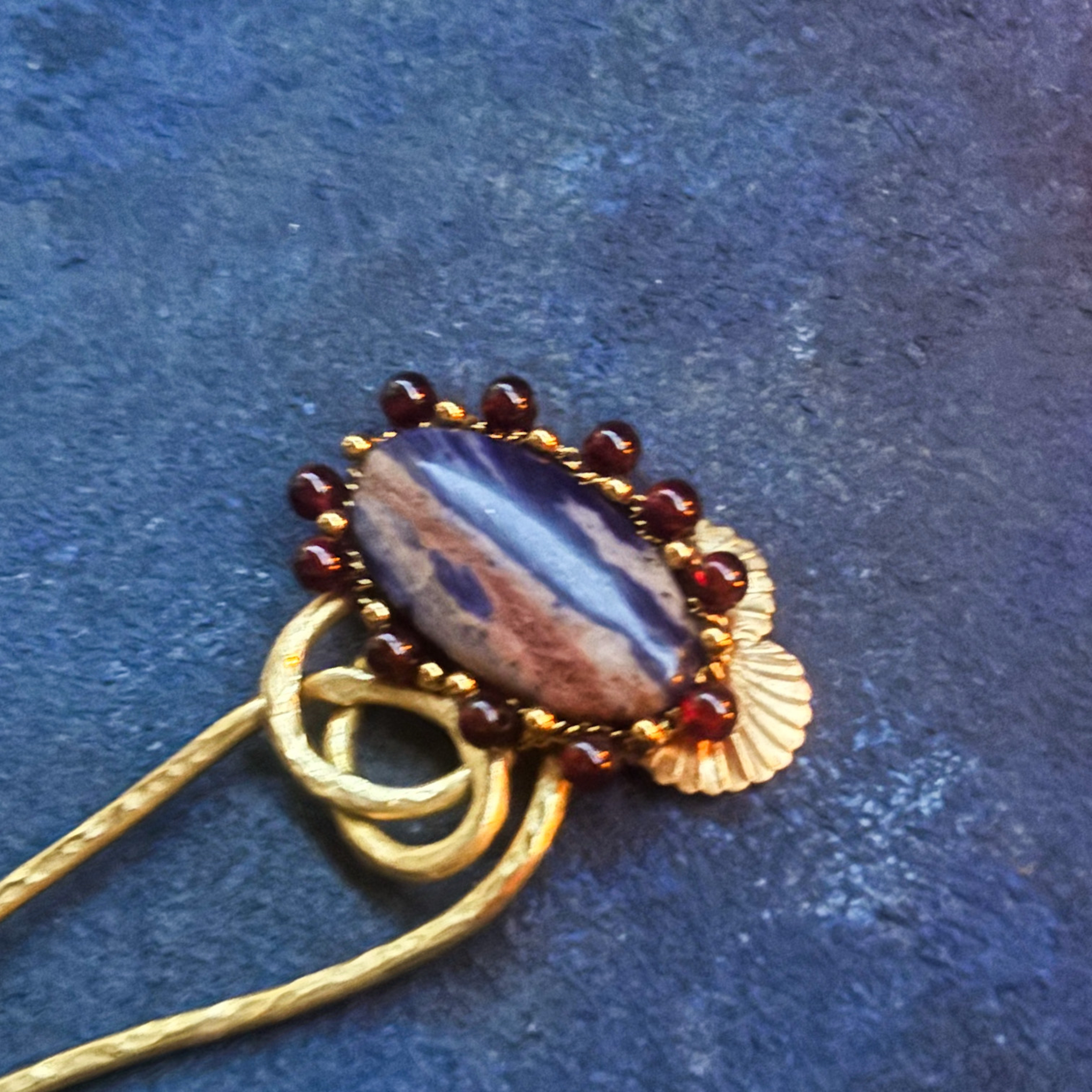 ─ いわながひめ ─  ゼオライトインソーダライト × ガーネット × 真鍮簪